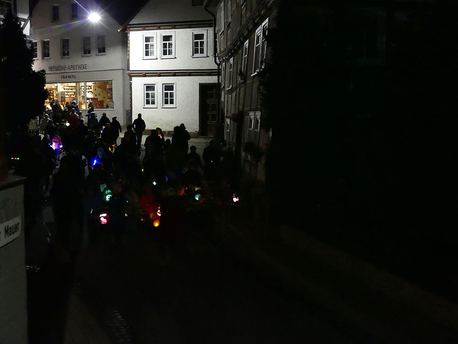 Sankt Martin Laternenumzug durch die Stadt (Foto: Karl-Franz Thiede)